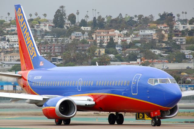 BOEING 737-300 (N635SW) - Nice Close Up Taxi by a Southwest B733