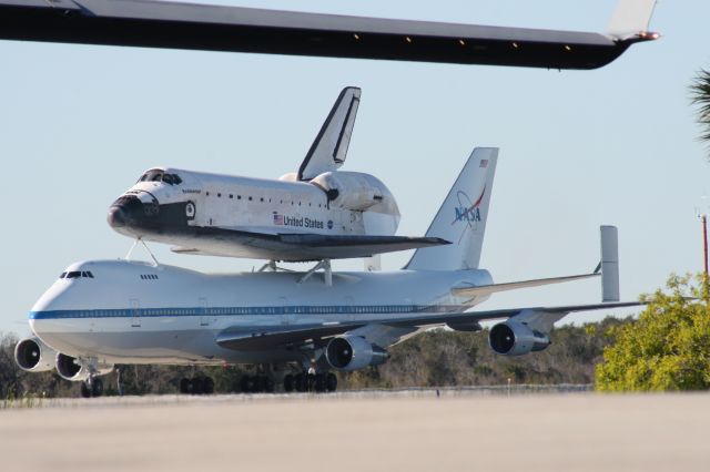 BOEING 747-100 (N911NA) - 747-100 Shuttle Carrier Aircraft with Space Shuttle Endeavour taxiing under the wing of C-17