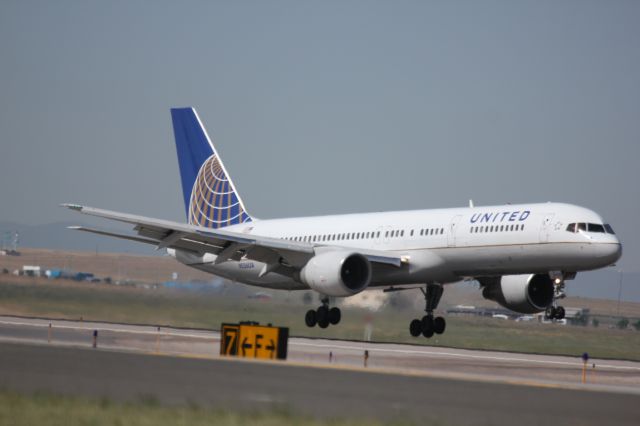 Boeing 757-200 (N526UA) - Landing on 34R.