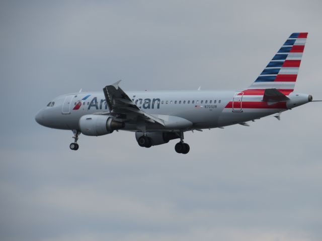 Airbus A319 (N701UW) - Final approach on runway 01 - Ronald Reagan Ntnl KDCA, Oct14, 2015