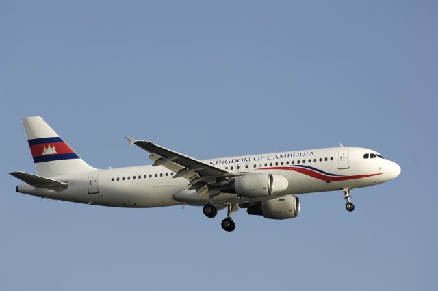 Airbus A320 (KOC001) - Final Approach to Hneda Intl Airport Rnwy22 on 2013/12/12 "Kingdom of Cambodia Gvmt"