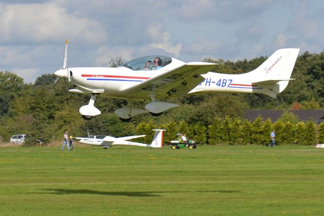 AEROSPOOL WT-9 Dynamic (PH4B7) - Short final RWY 25 EHHV while being at the controls myself 