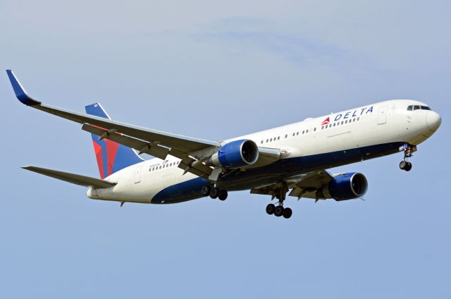 BOEING 767-300 (N189DN) - Kongelundsfortet RWY04L