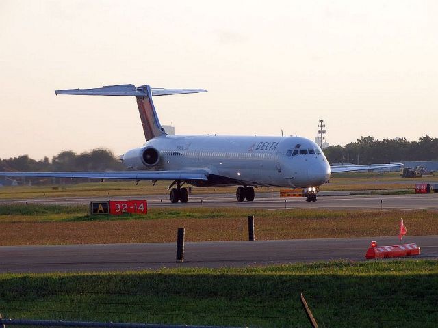 McDonnell Douglas MD-88 (N946DL)