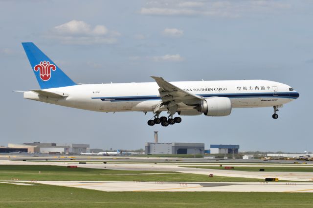 BOEING 777-200LR (B-2041) - 10-C 05-05-23