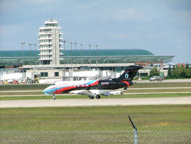 Bombardier Challenger 300 (N101UD) - Canadair Challenger with colorful livery.