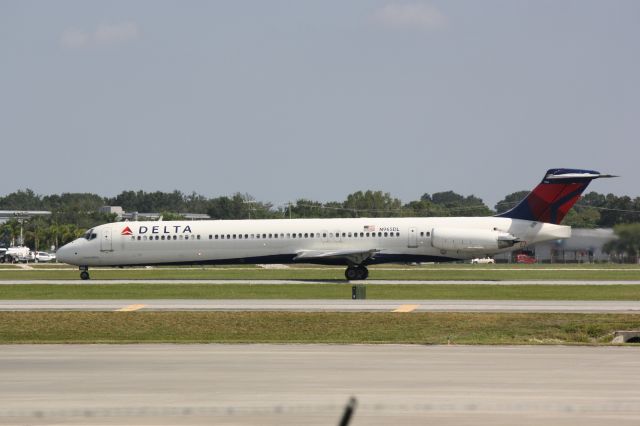 McDonnell Douglas MD-88 (N965DL) - Delta Flight 2298 (N965DL) departs Sarasota-Bradenton International Airport enroute to Hartsfield-Jackson International Airport