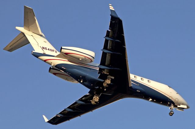 Bombardier Challenger 300 (N540FX) - Landing Palm Beach Jan 8, 2012