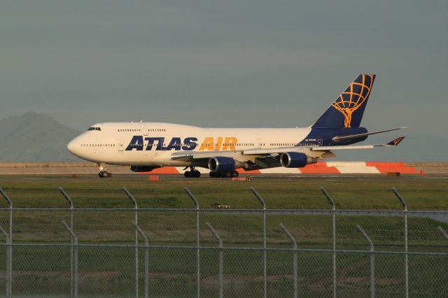 Boeing 747-400 (N464MC)