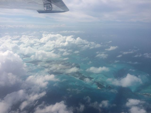 Cessna Super Skymaster (C-FWJT) - Over the Bahamas near Stella Maris - Can see aircraft in the gear mirror.