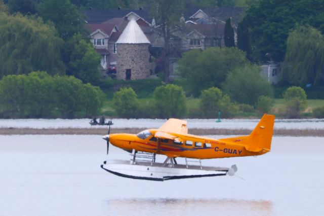 Cessna Caravan (C-GUAY) - C-GUAY Cessna Caravan 208 Air Tunilik Survolant le fleuve St-Laurent QC à Lavaltrie. Le 25-05-2025 à 14:43