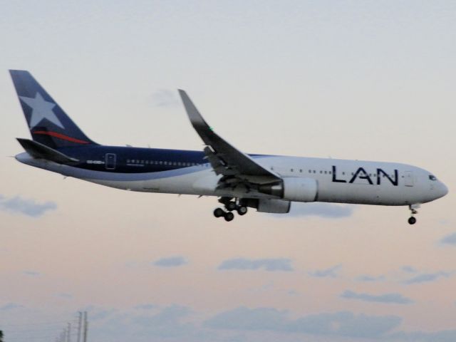 BOEING 767-300 (CC-CXD)