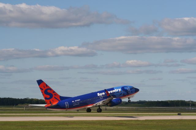 Boeing 737-700 (N715SY)