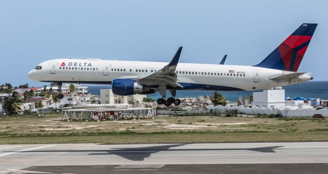 Boeing 757-200 (N6702) - Delta moments before landing!