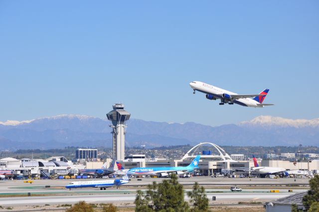 — — - Delta 757 takes off from LAX