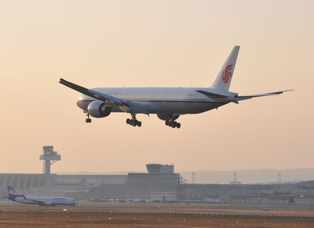 BOEING 777-300 (B-2086) - Short Final in beautiful late February daylight