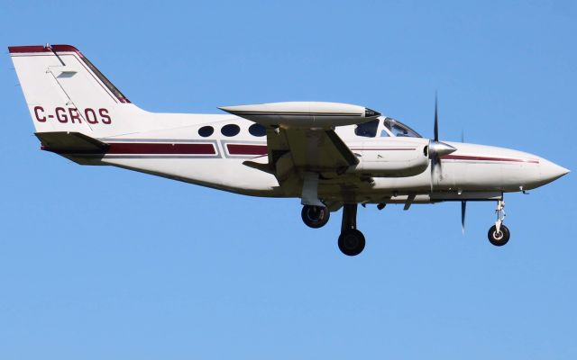 Cessna 421 (C-GRQS) - Très bel avions à son approche pour la piste 07 à CYGR en provenance de CYZV 