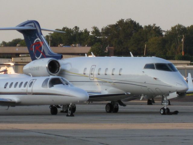 Bombardier Challenger 300 (N225AR)