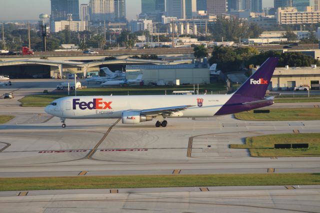 BOEING 767-300 (N277FE)