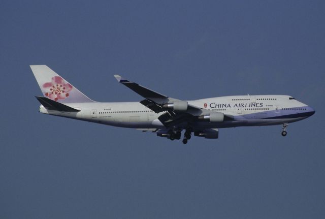 Boeing 747-400 (B-18208) - Final Approach to Tokyo-Haneda Intl Airport Rwy22 on 1999/04/20