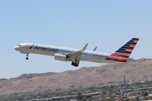 Boeing 757-200 (N207UW)