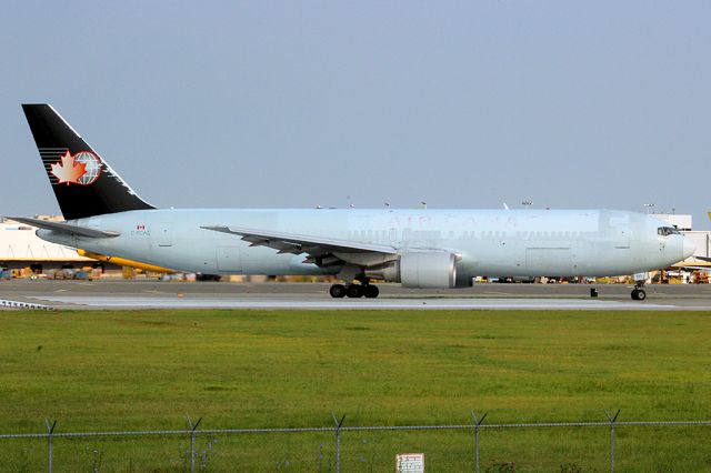 BOEING 767-300 (C-FCAE)