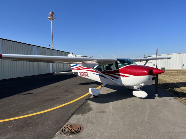 Cessna Skylane (N9351X) - Photo taken by hangar at KSAR.  Plane has shiny new paint job!