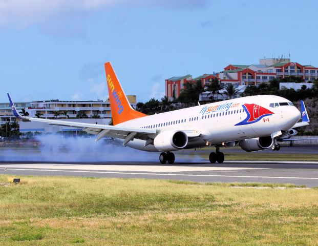 Boeing 737-700 (C-GVVH)