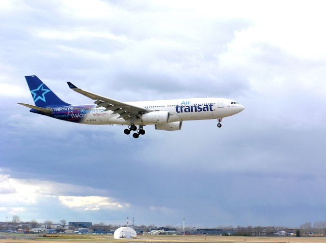 Airbus A330-200 (C-GTSJ) - Landing 06L - April 27, 2014