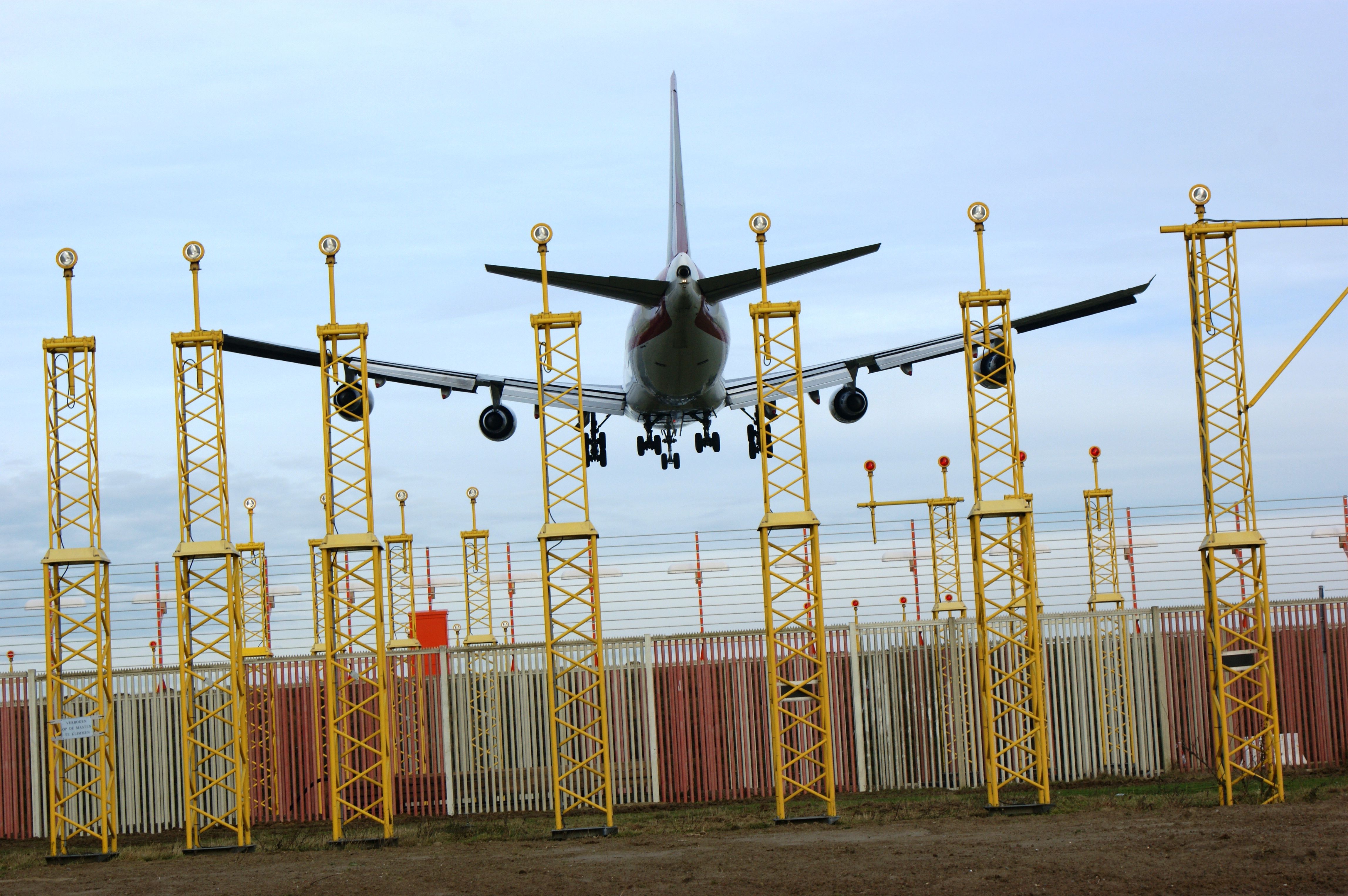 Boeing 747-200 (N747CK) - landing runway 02