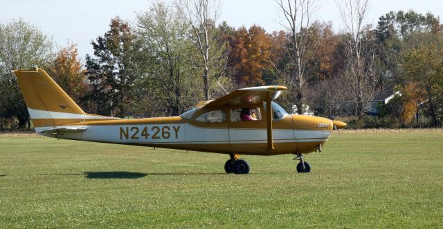 Cessna Skyhawk (N2426Y) - Taxiing for departure is this 1962 Cessna 172D Skyhawk in the Autumn of 2022.