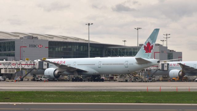 BOEING 777-300 (C-FIVS) - Air Canada Boeing 777-333(ER) C-FIVS in Toronto 