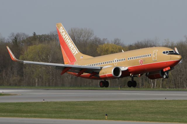 Boeing 737-700 (N763SW) - April 21, 2008 - landed at Albany, NY 