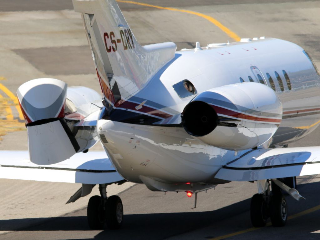 Hawker 800 (CS-DRV)