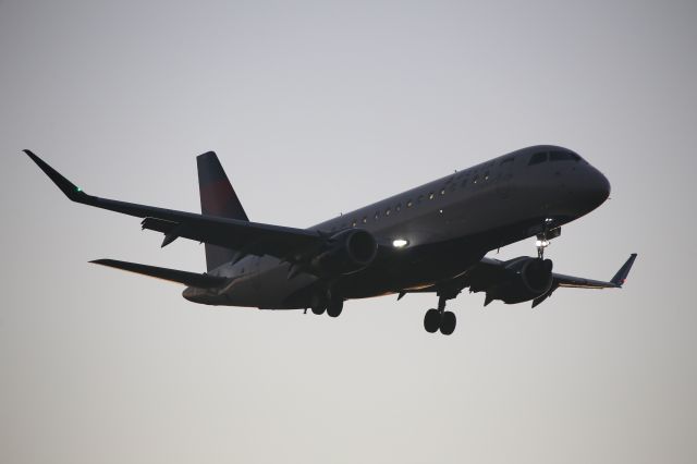 EMBRAER 175 (long wing) (N301SY)