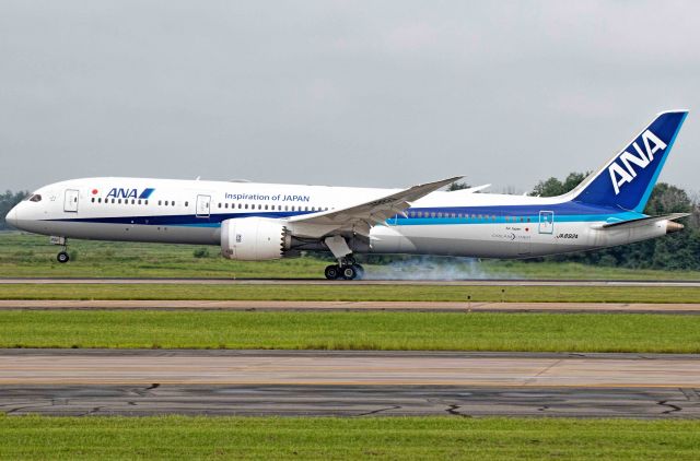 Boeing 787-9 Dreamliner (JA892A) - Touching down on Runway 19C KIAD