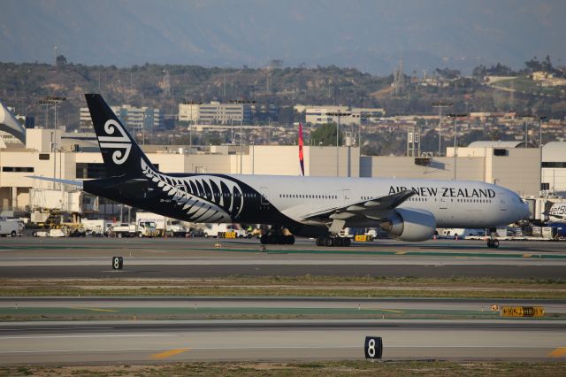 BOEING 777-300ER (ZK-OKR)