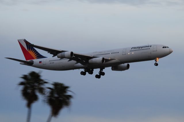 Airbus A340-300 (RP-C3431) - Phillipines A340-300 lands LAX!