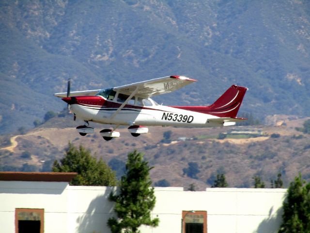 Cessna Skyhawk (N5339D) - Taking off RWY 26R