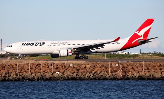 Airbus A330-300 (VH-QPC) - Arriving on Rwy 34L