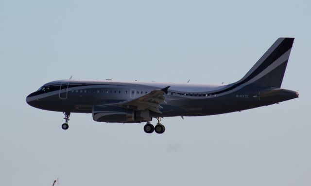 Airbus A319 (M-KATE)