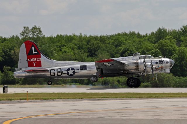 Boeing B-17 Flying Fortress (N3193G) - Yankee Lady returning from taking a few pax up for a flight over Toledo on 23 May 2021.