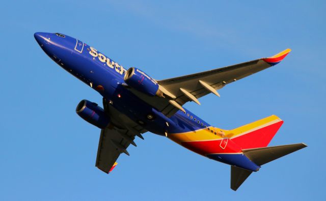 Boeing 737-700 (N7719A) - Departure 30L to KPDX 02-10-17