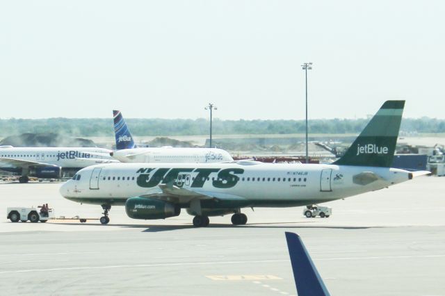 Airbus A320 (N746JB) - New York Jets cs 