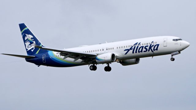 Boeing 737-900 (N407AS) - ASA9414 from KPHX on final to Rwy 16R on 1.16.21. (B737-990ER(WL) / ln 4278 / cn 41731).