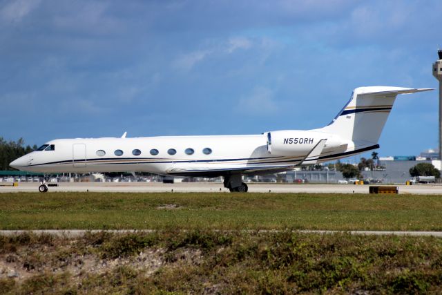 Gulfstream Aerospace Gulfstream V (N550RH) - Lining up to depart rwy 10L on 13-Jan-17.