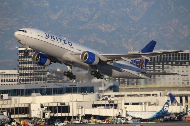 Boeing 777-200 (N799UA)