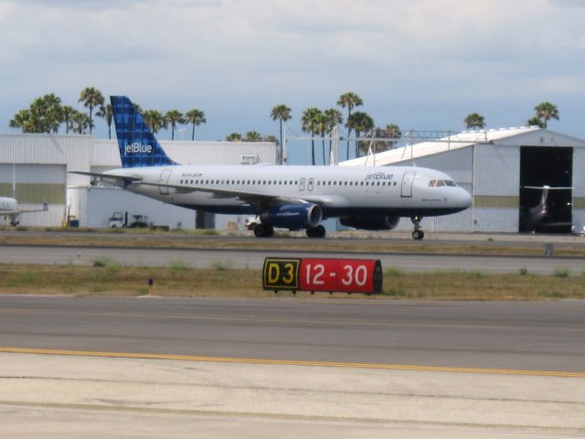 Airbus A320 (N594JB) - Taxiing to RWY 30