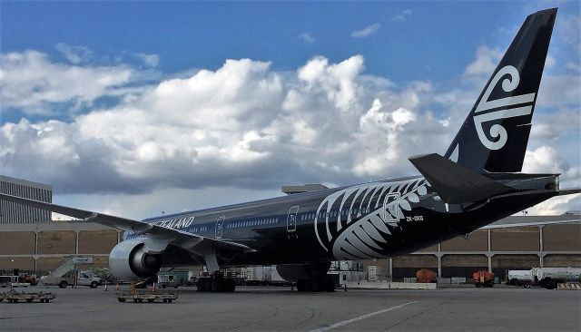 BOEING 777-300ER (ZK-OKQ)