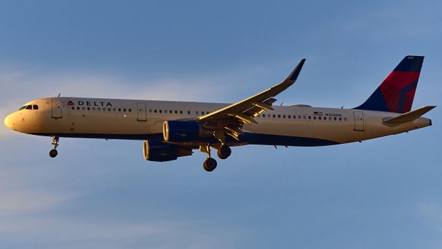 Airbus A321 (N332DN)